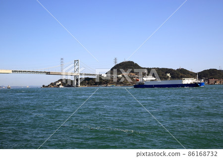 油輪駛過關門海峽 86168732