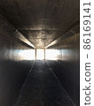 你可以看到明亮的光從黑暗的隧道出口 86169141