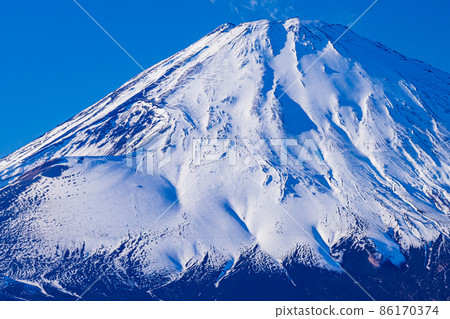 從乙女峠看到的純白雪妝的富士山，側面有光的富士山的三維輪廓 86170374