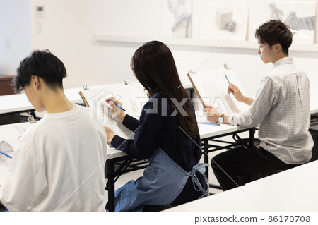 Students taking drawing classes Students taking drawing classes 86170708