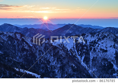 Winter scenery and sunrise of Mt. Tsurugi, one of the 100 famous mountains in Japan 86170785