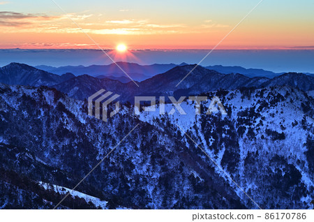 日本 100 座名山之一的鶴木山的冬季風光和日出 日本 100 座名山之一的鶴木山的冬季風光和日出 86170786