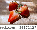 Strawberries placed on a wooden cutting board 86171127