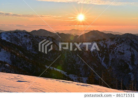 日本 100 座名山之一的鶴木山的冬季風景和日出 86171531