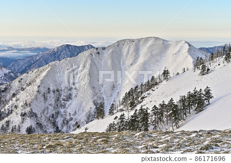 Winter scenery from Mt. Tsurugi, one of the 100 famous mountains in Japan, the morning of "Jirogyu" Winter scenery from Mt. Tsurugi, one of the 100 famous mountains in Japan, the morning of "Jirogyu" 86171696