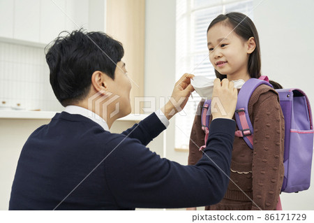 學校,冠狀病毒,COVID-19,面具,孩子,小學生,爸爸,家庭,廚房,家,韓語 學校,冠狀病毒,COVID-19,面具,孩子,小學生,爸爸,家庭,廚房,家,韓語 86171729
