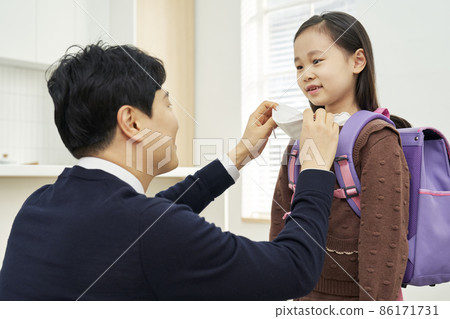 School, coronavirus, COVID-19, mask, child, elementary school student, dad, family, kitchen, home, Korean School, coronavirus, COVID-19, mask, child, elementary school student, dad, family, kitchen, home, Korean 86171731