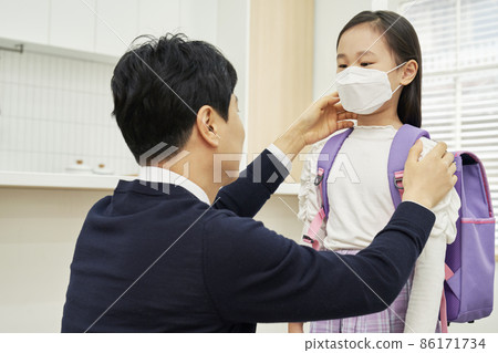學校,冠狀病毒,COVID-19,面具,孩子,小學生,爸爸,家庭,廚房,家,韓語 學校,冠狀病毒,COVID-19,面具,孩子,小學生,爸爸,家庭,廚房,家,韓語 86171734