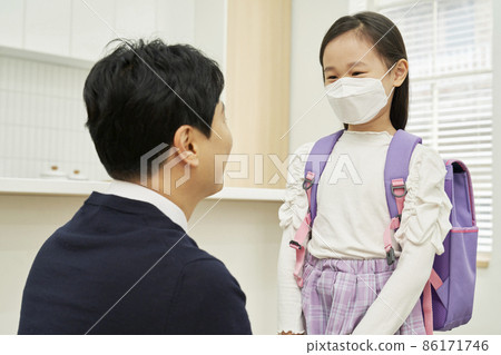 學校,冠狀病毒,COVID-19,面具,孩子,小學生,爸爸,家庭,廚房,家,韓語 學校,冠狀病毒,COVID-19,面具,孩子,小學生,爸爸,家庭,廚房,家,韓語 86171746