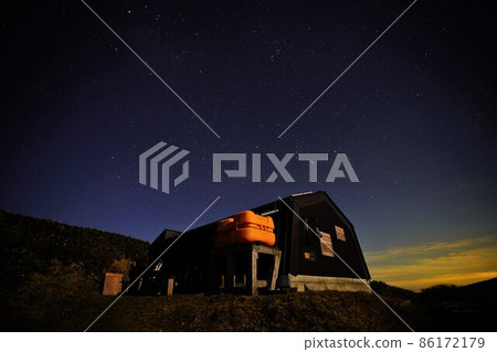 Hohutte and the starry sky of the Tanigawa mountain range 86172179