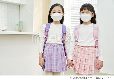 Going to school, coronavirus, COVID-19, mask, children, elementary school students, siblings, family, kitchen, home, Korean 86172262