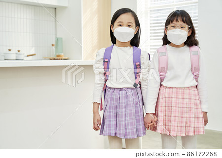 Going to school, coronavirus, COVID-19, mask, children, elementary school students, siblings, family, kitchen, home, Korean 86172268