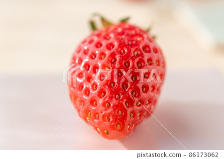 1 strawberry strawberry seed close-up 86173062
