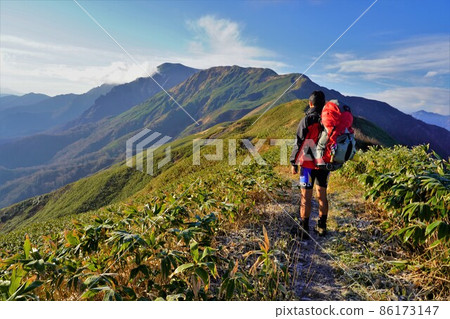 從七鄉山看谷川山的登山者 從七鄉山看谷川山的登山者 86173147
