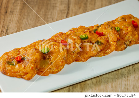 白盤上的韓國食品泡菜全 白盤上的韓國食品泡菜全 86173184