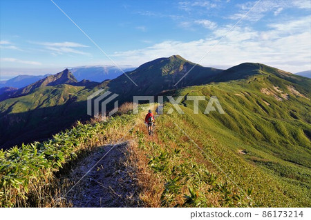 Climbers walking along the ridge to Mt. Nanatsugo Climbers walking along the ridge to Mt. Nanatsugo 86173214