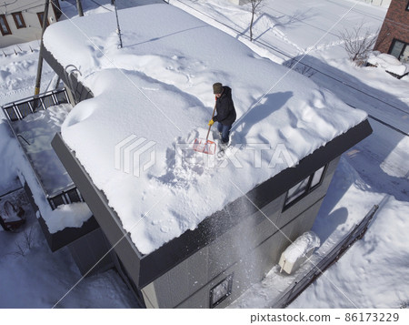 Roof snowing 86173229