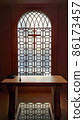 莊嚴的教堂窗戶被燈光照亮 86173457