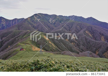Tanigawadake white collapse evacuation hut and Asahidake 86173841