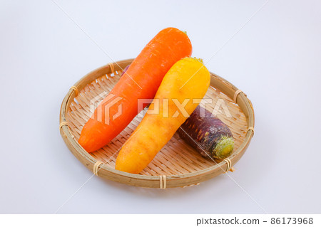 胡蘿蔔彩色白色背景 86173968