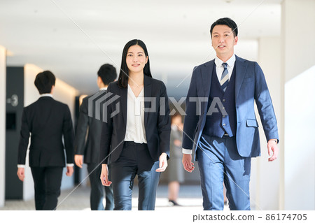 Businessmen walking in the aisle shooting cooperation "LINK FOREST" Businessmen walking in the aisle shooting cooperation "LINK FOREST" 86174705