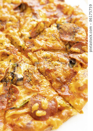 美味的意大利辣香腸比薩 86175759