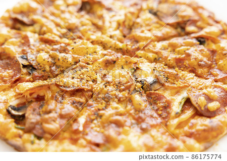 Delicious pepperoni pizza 86175774