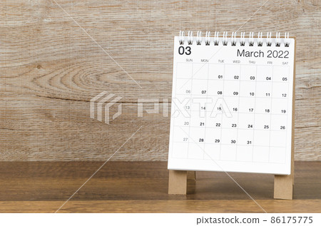 March 2022 desk calendar on wooden background. 86175775