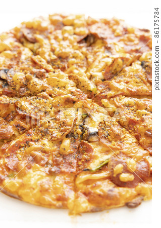 Delicious pepperoni pizza Delicious pepperoni pizza 86175784