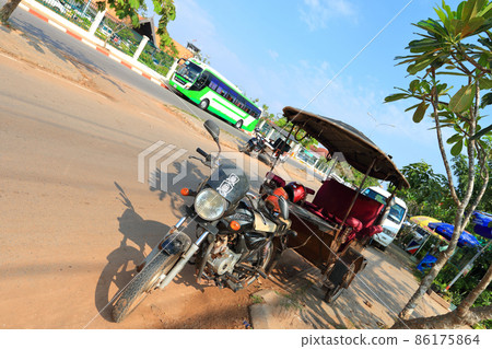 柬埔寨暹粒機場附近的三輪車 86175864
