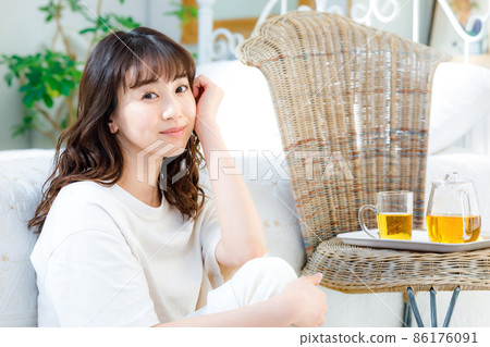年輕女子在臥室裡喝茶 年輕女子在臥室裡喝茶 86176091