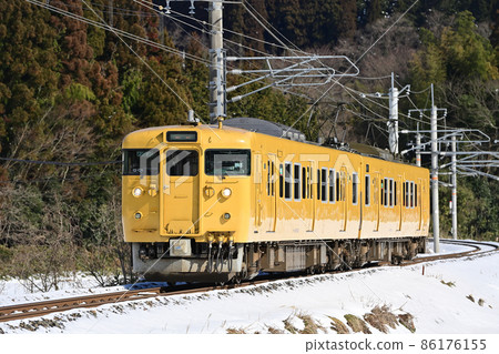 Hakubi Line Kurosaka-Neu Station JR West 115 Series 1000 Series G-01 Organization (Okayama) Hakubi Line Kurosaka-Neu Station JR West 115 Series 1000 Series G-01 Organization (Okayama) 86176155