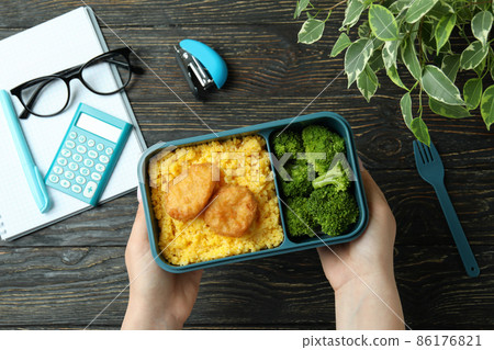 Study concept with lunch box on wooden table 86176821