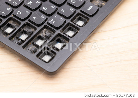 清潔塵土飛揚的鍵盤 清潔塵土飛揚的鍵盤 86177108