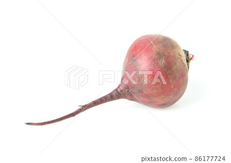 Ripe red beet isolated on white background 86177724