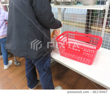 在超市打包的人 在超市打包的人 86178407