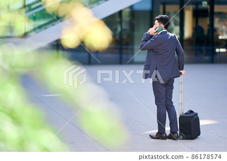 Businessman pulling a suitcase Shooting cooperation "LINK FOREST" 86178574