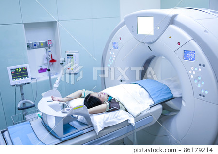 Patients screening on CT scanner. Patients screening on CT scanner. 86179214