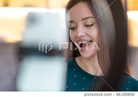 Pretty young woman telling the online audience about beauty tips 86180600