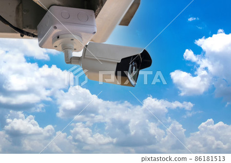 Online Security CCTV camera surveillance system outdoor of house. 86181513