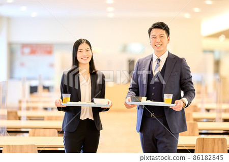 在員工食堂“LINK FOREST”尋找座位的商人 在員工食堂“LINK FOREST”尋找座位的商人 86182845