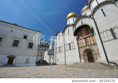 view of the golden domes on the cathedral square of the Kremlin in Moscow 86184276