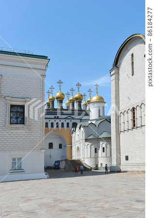 view of the golden domes on the cathedral square of the Kremlin in Moscow 86184277