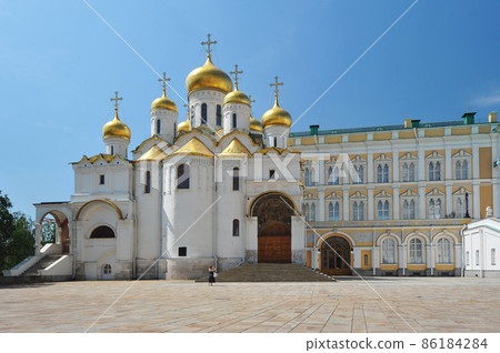 view of the Annunciation Cathedral on the cathedral square of the Kremlin in Moscow 86184284