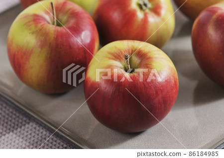 red ripe apples on a plate - red ripe apples on a plate - 86184985
