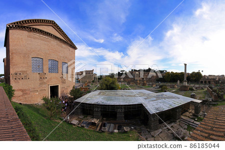 forum romanum ruins 86185044