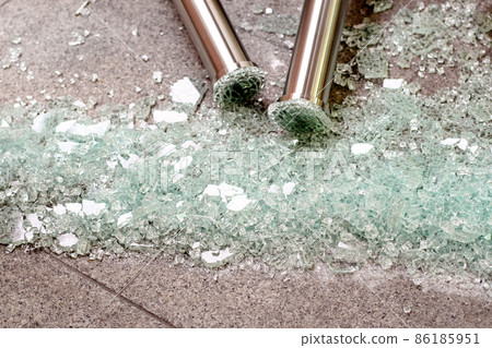 Scattered glass Scattered glass 86185951