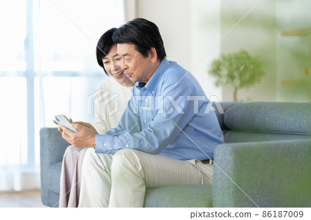 Middle couple, middle man, middle woman 86187009