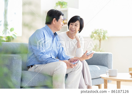Middle couple, middle man, middle woman 86187126