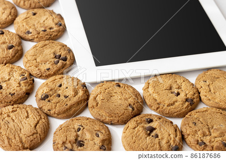 平板電腦設備和 cookie。數字設備 cookie 圖像 平板電腦設備和 cookie。數字設備 cookie 圖像 86187686